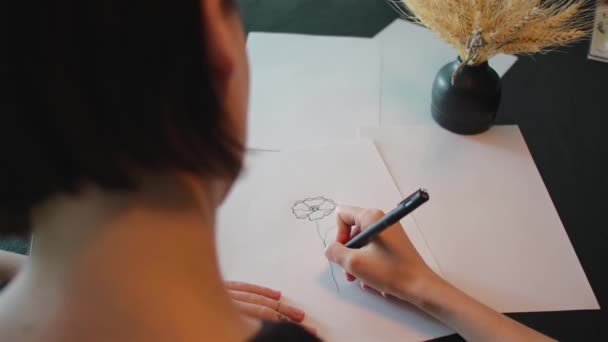 Καλλιτέχνης Τατουάζ Δημιουργία Σκίτσο Για Τατουάζ Στο Στούντιο Γυναίκα Κάθεται — Αρχείο Βίντεο