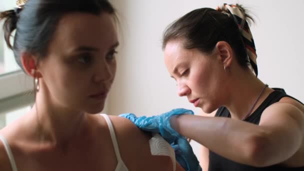 Tattoo Kunstenaar Met Klant Studio Tijdens Het Tatoeëren Professionele Vrouwelijke — Stockvideo