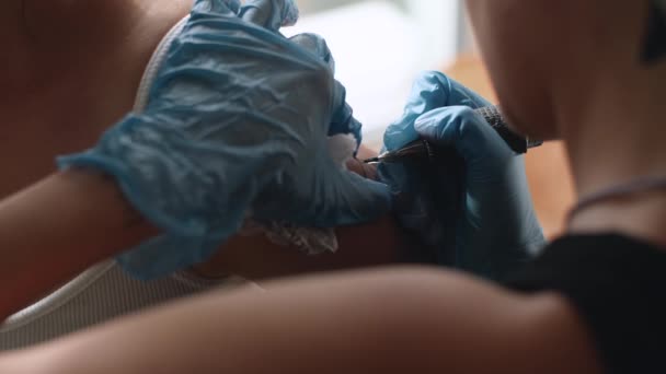 Tatueringskonstnär Gör Fin Linje Tatuering Tatuerare Handskar Arbetar Med Professionella — Stockvideo