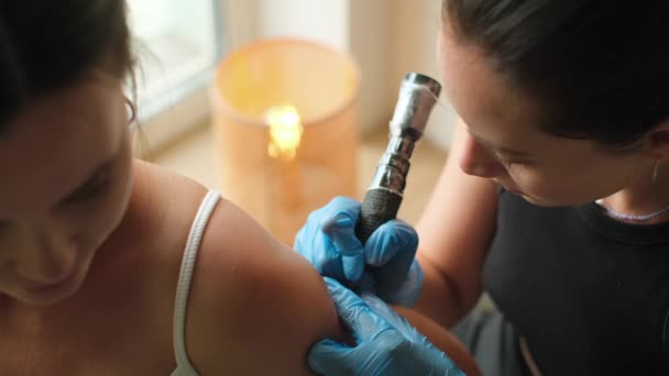 Professionele Tatoeëerder Maakt Tatoeage Schouder Mooie Vrouw Salon Terwijl Tattoo — Stockvideo