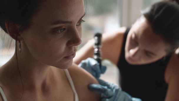 Jonge Vrouw Tattoo Salon Tijdens Procedure Professionele Tatoeëerder Maakt Tatoeëren — Stockvideo