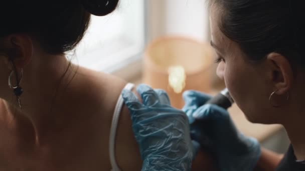 Une Jeune Femme Tatouée Dans Salon Tatoueur Fait Tatouage Sur — Video