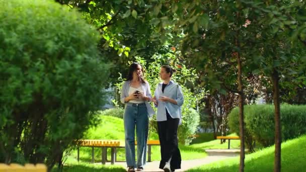 Uśmiechnięte Przyjaciółki Rozmawiające Dworze Dwie Młode Kobiety Rozmawiające Parku Ładne — Wideo stockowe