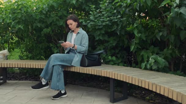 Mujer Joven Usando Teléfono Móvil Chica Sentada Aire Libre Uso — Vídeos de Stock