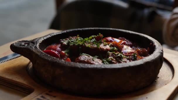 Pyszna Pieczeń Patelni Soczyste Mięso Wieprzowe Świeżymi Warzywami Oryginalnym Daniem — Wideo stockowe