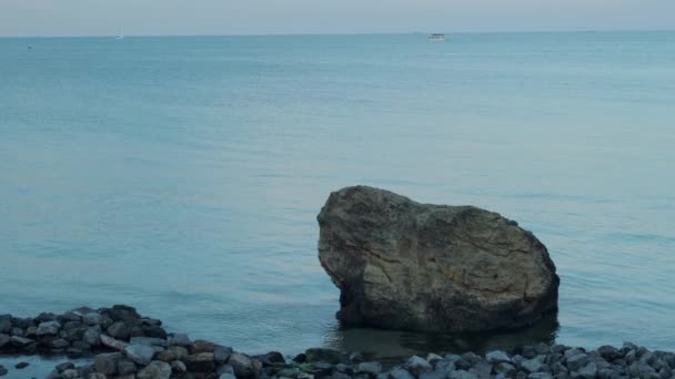 平静的海浪在海滩岩石间颠簸而过 海浪在岸上的小悬崖峭壁上飞溅 美丽的海景 高质量的4K镜头 — 图库视频影像
