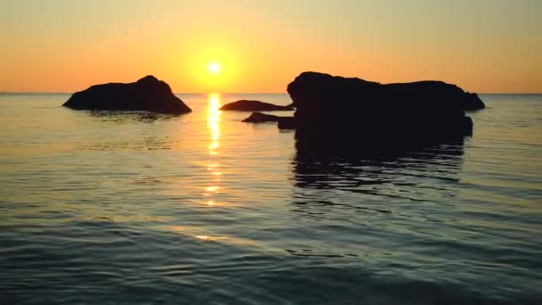 Gün Doğumunda Mavi Denizdeki Kayalar Sudaki Küçük Uçurumlar Sakin Dalgalar — Stok video