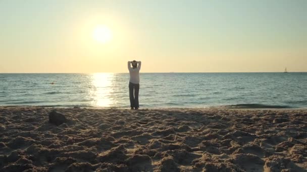 Junge Frau Steht Strand Mädchen Genießen Den Morgen Der Nähe — Stockvideo