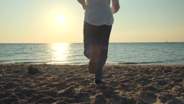 Una Joven Corriendo Por Playa Feliz Despreocupada Turista Femenina Estirando — Vídeos de Stock