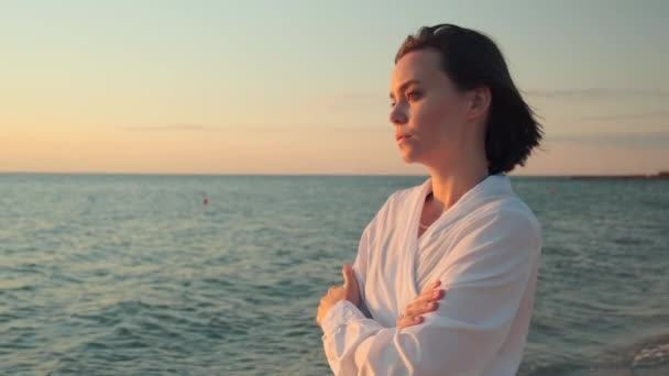 Deniz Kenarında Duran Genç Bir Kadının Portresi Yüzünde Güneş Işığıyla — Stok video