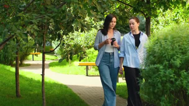 Kamarádky Povídají Když Jdou Ven Dvě Mladé Ženy Povídají Parku — Stock video