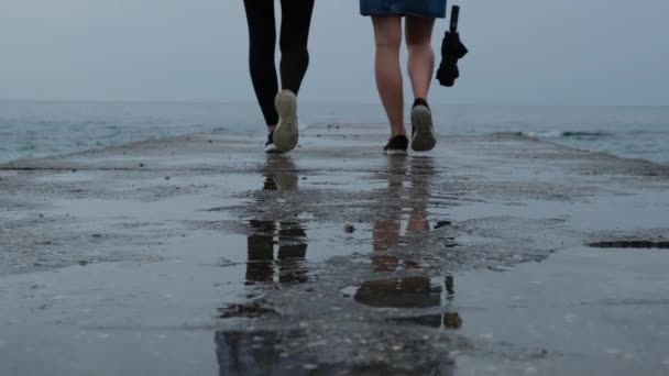 Schlanke Frauenbeine Die Nassen Pier Entlang Laufen Meerwasserwellen Krachen Stürmischen — Stockvideo