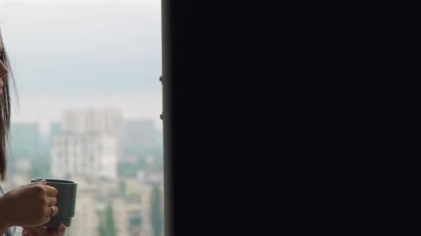 Pencerenin Yanında Kahve Içen Bir Kadın Çekici Bir Kadın Evde — Stok video