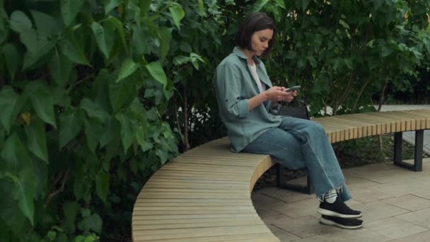 Młoda Kobieta Używa Telefonu Komórkowego Dziewczyna Smartfonem Przeglądającym Internet Siedzi — Wideo stockowe
