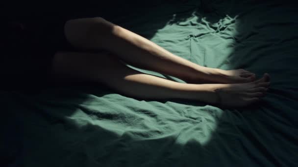 Weibliche Beine Reiben Sanft Aneinander Pan Bis Attraktiven Frauenbeinen Bett — Stockvideo