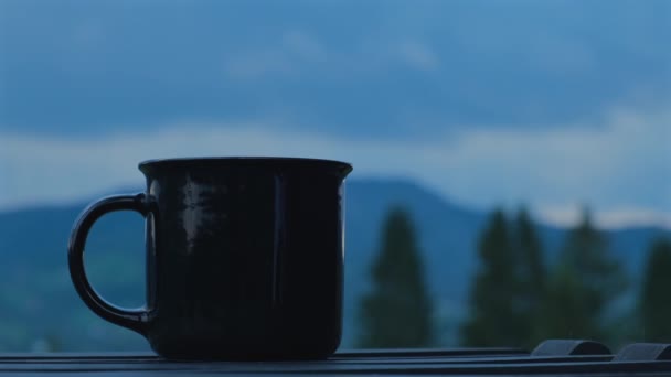 Tazza Caffè Sullo Sfondo Delle Montagne Tazza Con Con Vapore — Video Stock