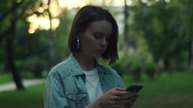 Akıllı telefonu elinde tutan ve haber yayını yapan genç bir kadın. Kapıda cep telefonu kullanan bir kadın, cep telefonuyla mesajlaşan, daktilo çeken bir kız. Yüksek kalite 4k görüntü