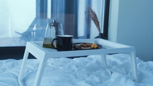 Dienblad Met Ontbijt Bed Pannenkoeken Met Fruit Thee Hotelkamer Service — Stockvideo