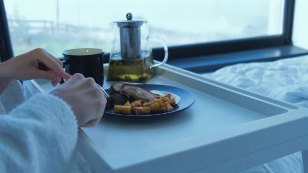 Жінка Снідала Ліжку Жінка Халаті Відпочиває Готельному Номері Їсть Млинці — стокове відео