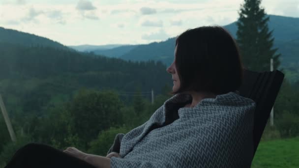 Femme Mûre Assise Sur Terrasse Maison Campagne Dans Les Montagnes — Video