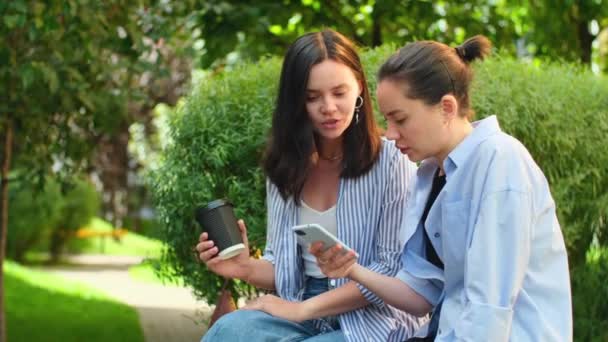 Ženy Dívají Mobilní Telefon Venku Kamarádky Skáčou Dolů Smartphonu Parku — Stock video