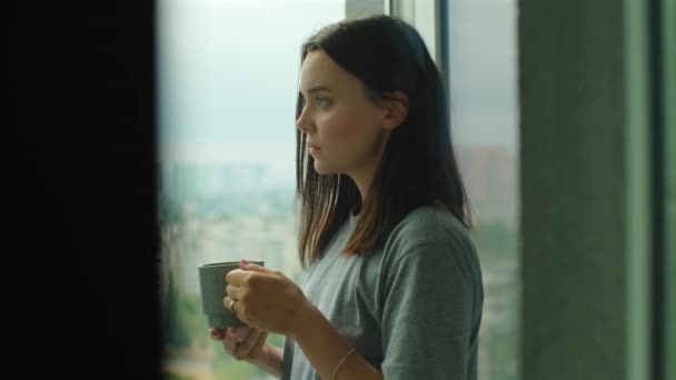 Femme Avec Une Tasse Café Près Fenêtre Belle Femme Relaxante — Video