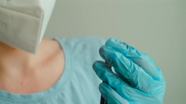 身穿蓝色乳胶手套的美容师执笔作永久妆容 主程序前检查微珠装置 高质量的4K镜头 — 图库视频影像