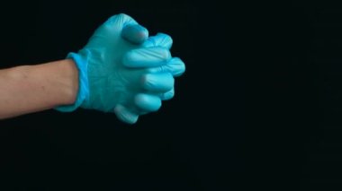 Kadın mavi lateks eldiven giymiş. Bulaşıcı enfeksiyonu önlemek için koruyucu eldivenli kadın eller. Yüksek kalite 4k görüntü