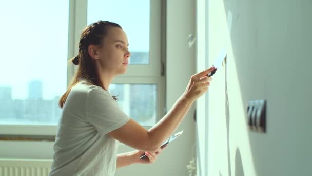 壁に石膏を塗った女性 Diyハウスリフォーム ホームインテリアデザインコンセプト 仕上げ作品のジョイントのパット スローモーション 高品質の4K映像 — ストック動画