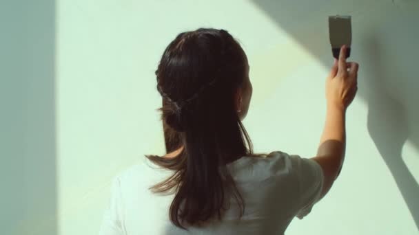 壁に石膏を塗った女性 Diyハウスリフォーム 仕上げ作品 ホームインテリアデザインコンセプト スローモーションのジョイント 高品質の4K映像 — ストック動画