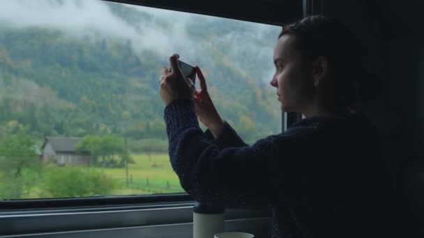 Žena Fotí Karpatské Hory Vlaku Mlha Nad Vrcholky Hor Zelený — Stock video