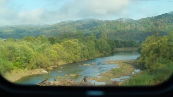 Tåg Passerar Berg Dalar Och Flod Vacker Natur Ukrainska Karpaterna — Stockvideo