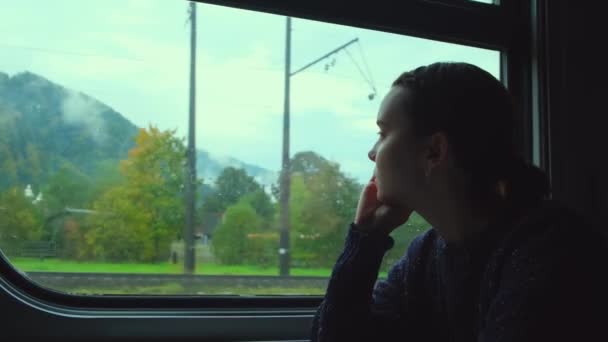Молода Жінка Дивиться Вікна Поїзда Пасажирський Поїзд Проходить Гірських Селах — стокове відео