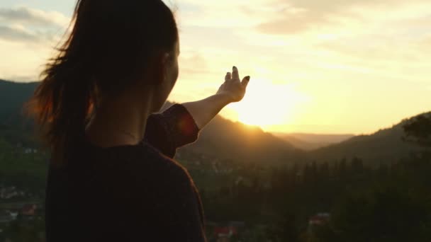 Glückliches Mädchen Versucht Sonne Der Hand Fangen Sonnenuntergang Zwischen Den — Stockvideo