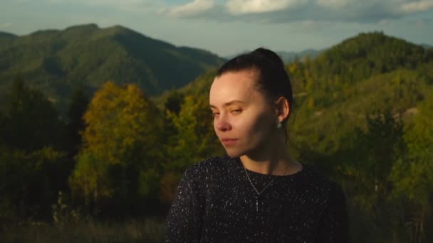 Retrato Una Joven Feliz Pie Cima Montaña Hermosa Excursionista Femenina — Vídeos de Stock