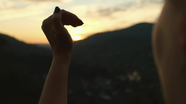 Weibliche Hände Zeigen Die Sonne Herum Herzform Frauensilhouette Den Bergen — Stockvideo