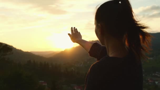 Menina Feliz Pegando Sol Nas Montanhas Noite Pôr Sol Entre — Vídeo de Stock