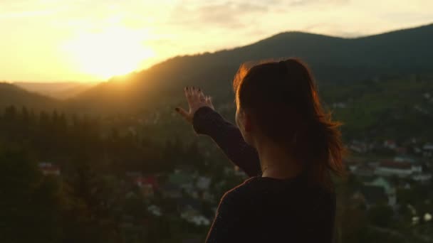 Menina Feliz Tentando Pegar Sol Mão Montanhas Noite Pôr Sol — Vídeo de Stock