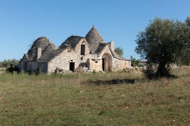 Alberobello, Pulia, İtalya yakınlarındaki eski ve yıpranmış Trullo evi