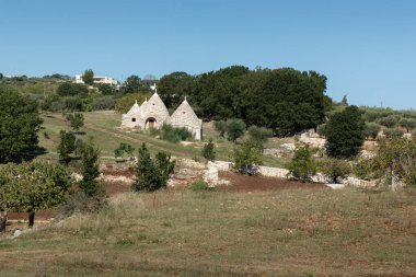 Alberobello, Pulia, İtalya yakınlarındaki eski ve yıpranmış Trullo evi