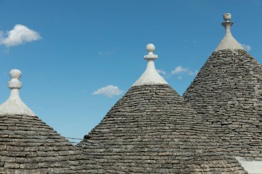 Alberobello, Pulia, İtalya 'daki Trullo evlerinin çatıları