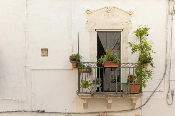 Μπαλκόνι Και Παράθυρο Στο Ostuni Στην Επαρχία Brindisi Apulia Ιταλία — Φωτογραφία Αρχείου