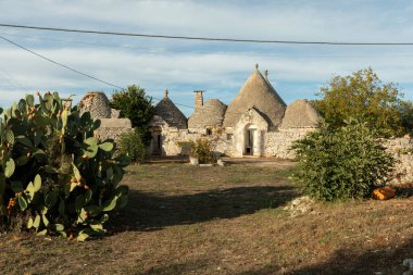 İtalya, Apulia 'da terk edilmiş eski ve yıpranmış Trullo evi.