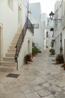 Locorotondo, İtalya 'da resim gibi bir sokak.