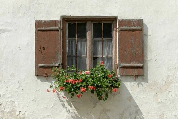 德国巴伐利亚一所农舍古老而风吹日晒的木制窗户 — 图库照片