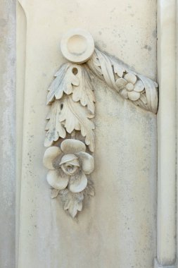 Mezarlıkta görülen eski bir taş süs.