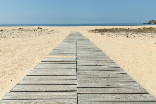 夏の海への木製の床板 — ストック写真