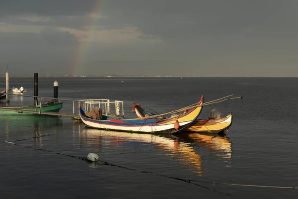 虹と夜の光の中で典型的なポルトガルの漁船 — ストック写真