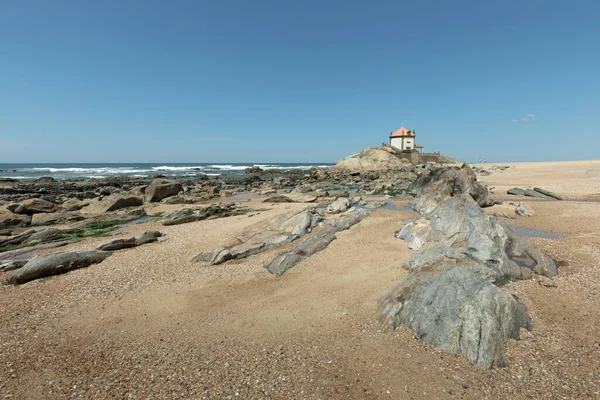Portekiz Miramar Plajında Sinyor Pedra Nın Tarihi Şapeli — Stok fotoğraf