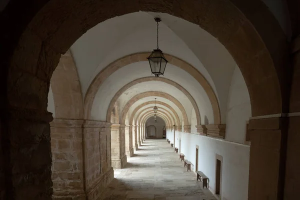 ポルトガル コインブラのサンタ クララ ノヴァ修道院内の歴史的回廊 — ストック写真